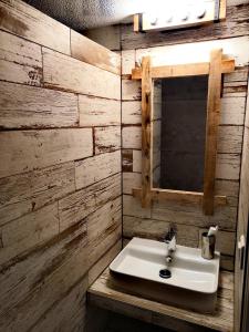 un baño con lavabo y espejo en Appartement du golf, en La Grande-Motte