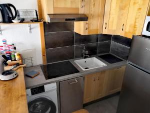 ラ・グランド・モットにあるAppartement du golfの小さなキッチン(シンク、食器洗い機付)