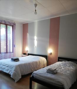 トロワにあるT2 Bouchon de Champagneのベッドルーム1室(ベッド2台、窓付)
