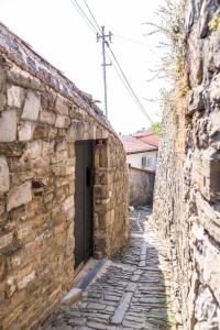 um beco com uma porta num edifício de pedra em St. Georges Atelier em Piran