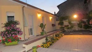 a courtyard of a building with flowers and plants at Les Glycines in Choloy