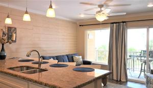 Gallery image of New Listing! Beautiful 1/1 Condo with Gorgeous Beach Views! Pool & Hot Tub!! - Shell We Dance in Galveston