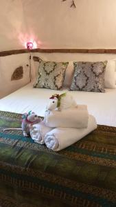- un lit avec des serviettes et des animaux rembourrés dans l'établissement Casita Collado 1, à Alájar