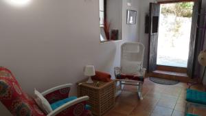 - un salon avec deux chaises et une fenêtre dans l'établissement Casita Collado 1, à Alájar