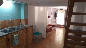- une cuisine avec un évier et un comptoir dans l'établissement Casita Collado 1, à Alájar