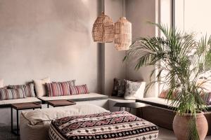 een woonkamer met banken en potplanten bij Cooks club City Beach Rhodes in Rhodos-stad