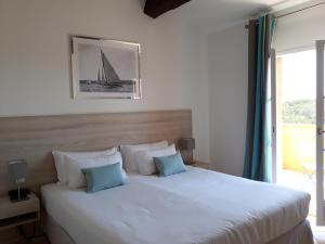 Кровать или кровати в номере Hôtel les Bouis - Vue mer
