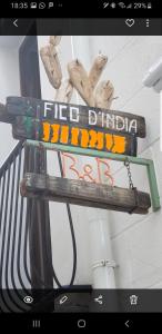 Un cartello che dice "brace di bufalo bufalo alla brace" di b&b fico d'india a Polignano a Mare