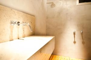 un baño con ducha con lavabo en Bue Apartments, en Buenos Aires 43 fotos más