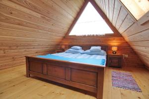 Ένα ή περισσότερα κρεβάτια σε δωμάτιο στο Domek Koziniec Zakopane