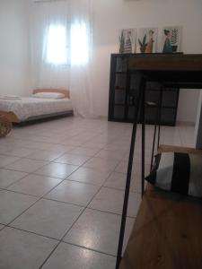 A bed or beds in a room at Pomegranate apartment