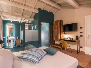 a bedroom with a bed and a desk in a room at Cà Toresele Relais Osteria Garden in Verona