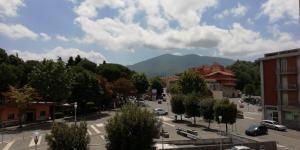 une rue dans une ville avec une montagne en arrière-plan dans l'établissement Melfi, città delle Costituzioni di Federico II - Casa vacanze, à Melfi