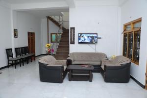 En tv och/eller ett underhållningssystem på Birunthavanam