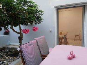 A seating area at Pomegranate apartment