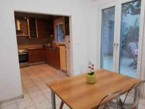 A kitchen or kitchenette at Pomegranate apartment