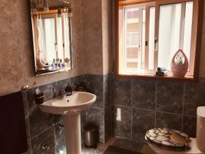 un bagno con lavandino e finestra di Holiday Flat Green Coast a Espinho Altre 16 foto