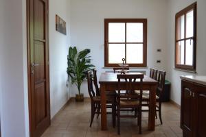 - une salle à manger avec une table et des chaises en bois dans l'établissement Varazze Sea Mountain 2, à Varazze
