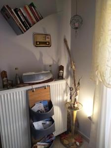 una habitación con un estante con una radio en la pared en Nix Nax Kalamata, en Kalamata