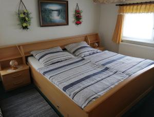 Ein Bett oder Betten in einem Zimmer der Unterkunft Ferienwohnung Fehrmann