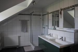 a bathroom with a sink and a shower at Ferienhaus Lindelburg in Schwarzenbruck +33 photos