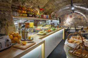 una cucina con un sacco di cibo su un bancone di Hotel Waldstein a Praga