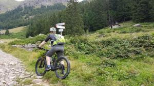 un hombre montando una bicicleta en un sendero de montaña en casa del cirillo, en Ornica