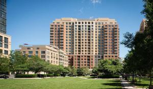 een groot gebouw met een park ervoor bij National at Pentagon in Arlington