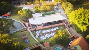 an overhead view of a wedding ceremony in front of a building at RECANTO MARIANE in Santo Antônio do Amparo