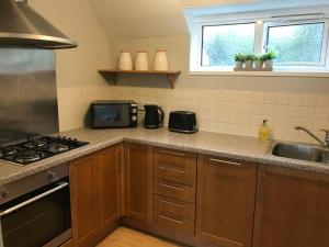 een keuken met een wastafel en een fornuis top oven bij Weston Shore in Southampton