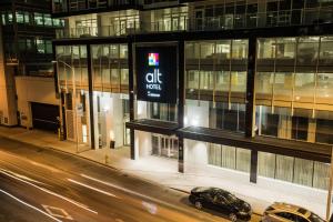 Alt Hotel Ottawa في أوتاوا: سيارة متوقفة أمام مبنى في الليل