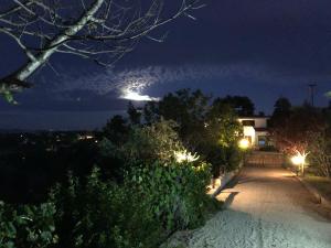 a full moon over a house at night at Villa Asinara in Platamona