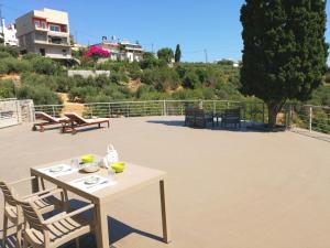 een tafel en stoelen op een patio bij Villa Irini - Cretan Luxury Villa with Amazing View in Paraspórion