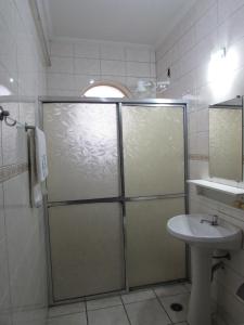 a bathroom with a shower and a sink at Pax Hotel , próximo da 25 de Março, Brás, Bom Retiro e República in Sao Paulo