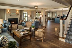 sala de estar con muebles y chimenea en Harbor View Hotel en Edgartown