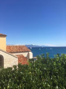a view of the ocean from a house at 6 rue de la tourraque in Antibes