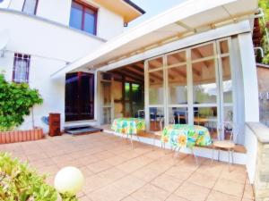 une terrasse avec des chaises et des tables dans une maison dans l'établissement Ferienwohnung Albstadt Panorama, à Albstadt