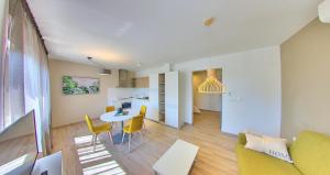 ein Wohnzimmer und eine Küche mit einem Tisch und Stühlen in der Unterkunft Modo apartments in Pula