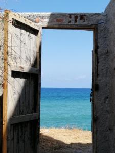 an open door to the ocean from a beach at Sale, amore e vento.... in Ficarazzi