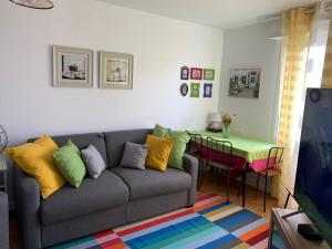 un soggiorno con divano e tavolo di La Défense wonderful 2 bedrooms apartment a Suresnes