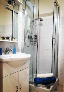 bagno con doccia, lavandino e lavandino di Guglielmo's House Bed & Breakfast a Agrigento