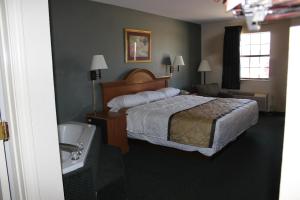 een hotelkamer met een bed en een wastafel bij Nationwide 9 Inn in Wynne