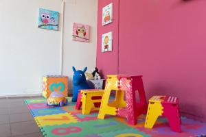 a room with a pink wall and some toys at Hotel Termas Day in Termas del Daymán