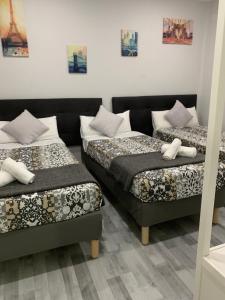 セビリアにあるSpectacularly Updated Home for Large Groups!のベッド2台(2台のベッド付)が備わる客室です。