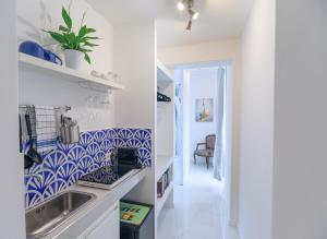 a kitchen with blue and white tile on the wall at JUNIORSUITEB&B in Capri