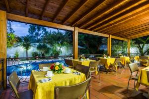 Bazén v ubytování Hotel Portales Del Campestre nebo v jeho okolí