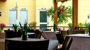 Restaurace v ubytování Hotel Portales Del Campestre