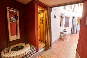 un pasillo de una casa con una puerta y una mesa en Lofts amantes de Toledo -LOFT COBERTIZO, en Toledo