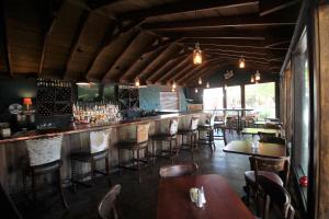 un ristorante con bar con tavoli e sedie di The Hotel Limpia a Fort Davis