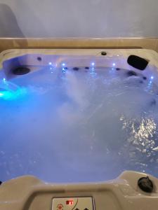 Bagilt的住宿－Couples Country Escape includes Private Indoor Pool and Hot tub in North Wales，相簿中的一張相片